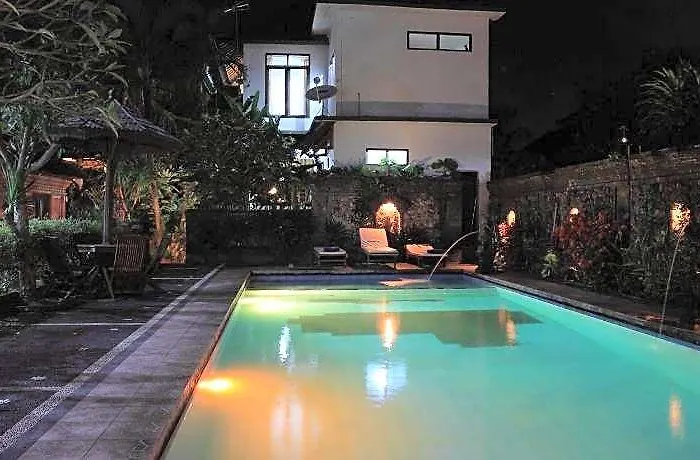 Pensión Warsa's Garden And 3*